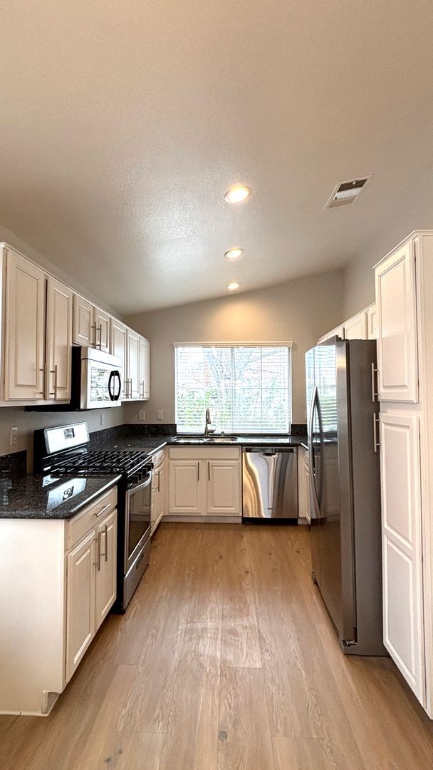 Building Photo - Single Story Summerlin Home with 3 Bedrooms! No Carpets. New Laminate Flooring. Cute backyard.