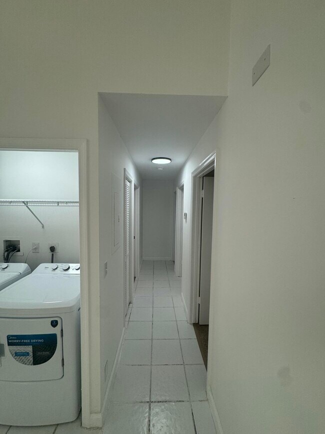 Building Photo - 1046 Goldenrod Rd