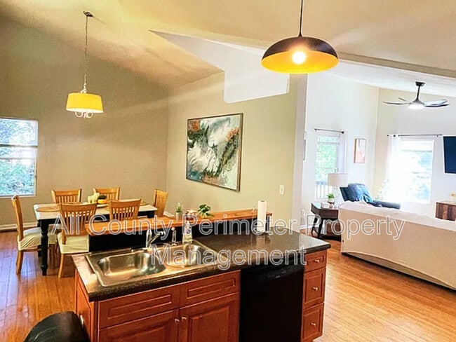 Building Photo - 837 Forrest Cir SE