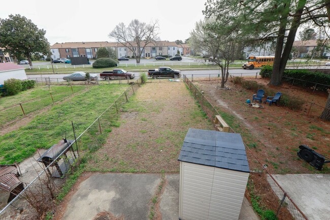 Building Photo - Bright, Updated & Prime Location!