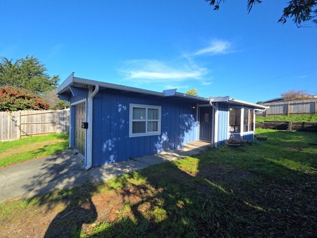 Building Photo - 4BR/2BA South Eureka Home!