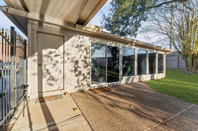 Building Photo - 1914 Rosebay Ct