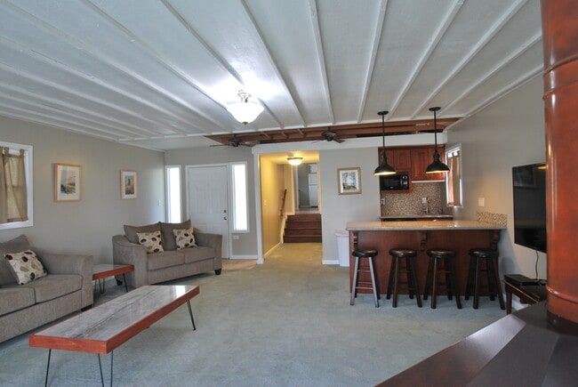 Building Photo - 216 Zandale Dr