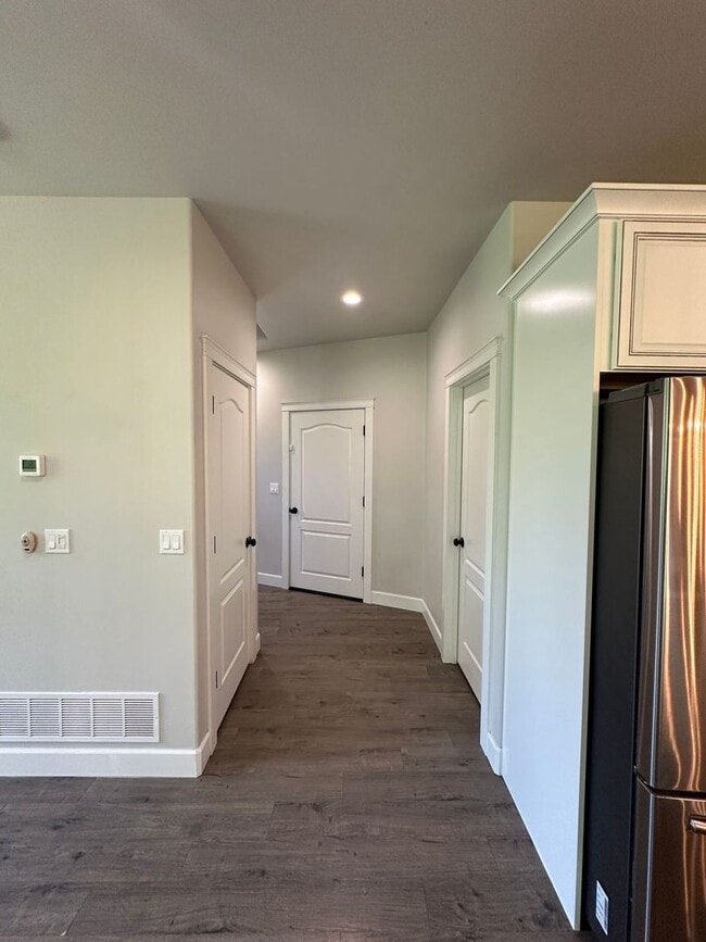 Building Photo - 6585 Beverly Hills Cir