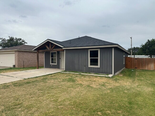 Building Photo - Modern 3/2 in Abernathy, TX