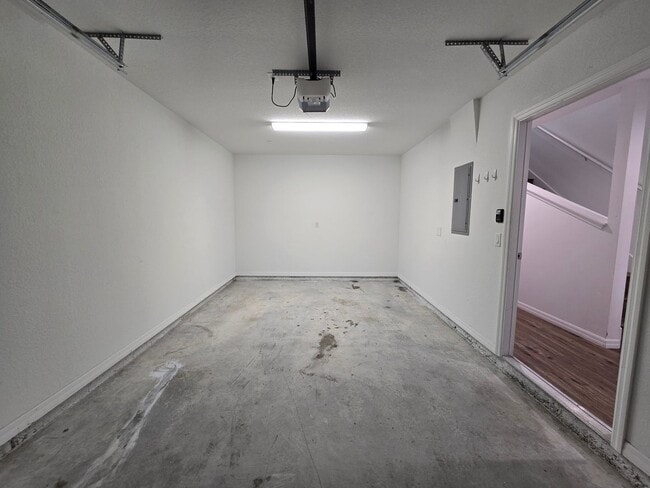 Building Photo - Beautiful 2 bed/ 2 bath Townhome w/ Balcony, Garage & Community Pool