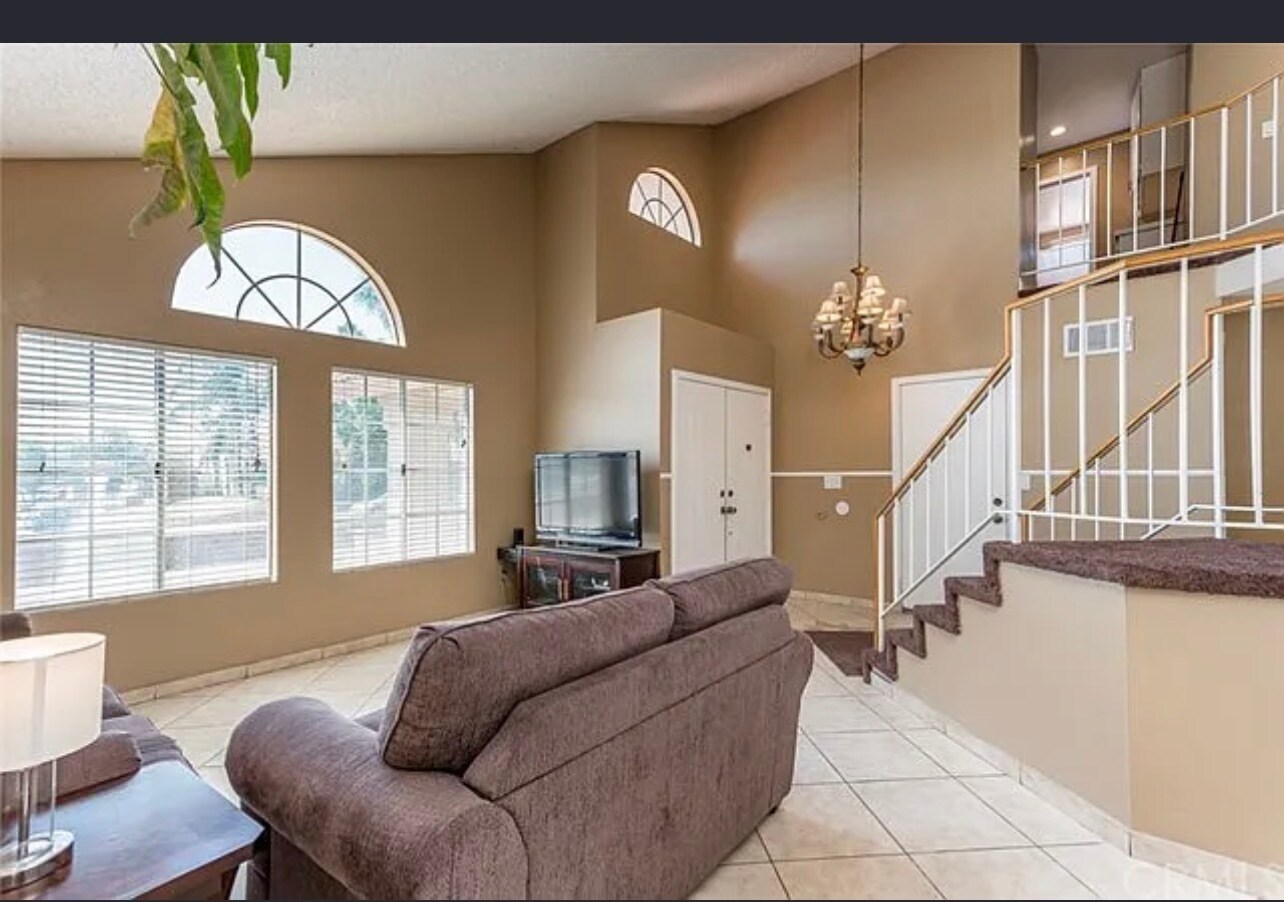 Building Photo - 1584 W Mesa Dr
