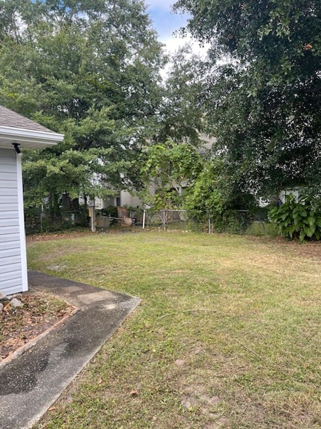 Building Photo - 2-Bedroom, 2-Bathroom single family home