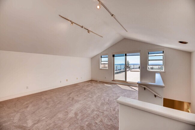 Building Photo - Queen Anne Home