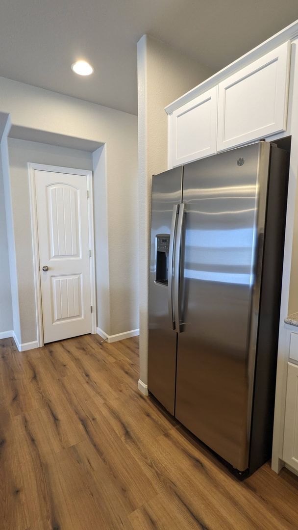 Building Photo - NEWER END UNIT TWO STORY TOWNHOME WITH A/C...