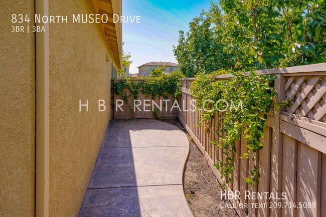 Building Photo - 834 N MUSEO Dr
