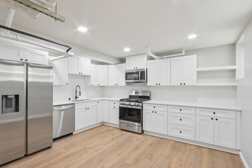 Building Photo - 2534 N Farwell Ave