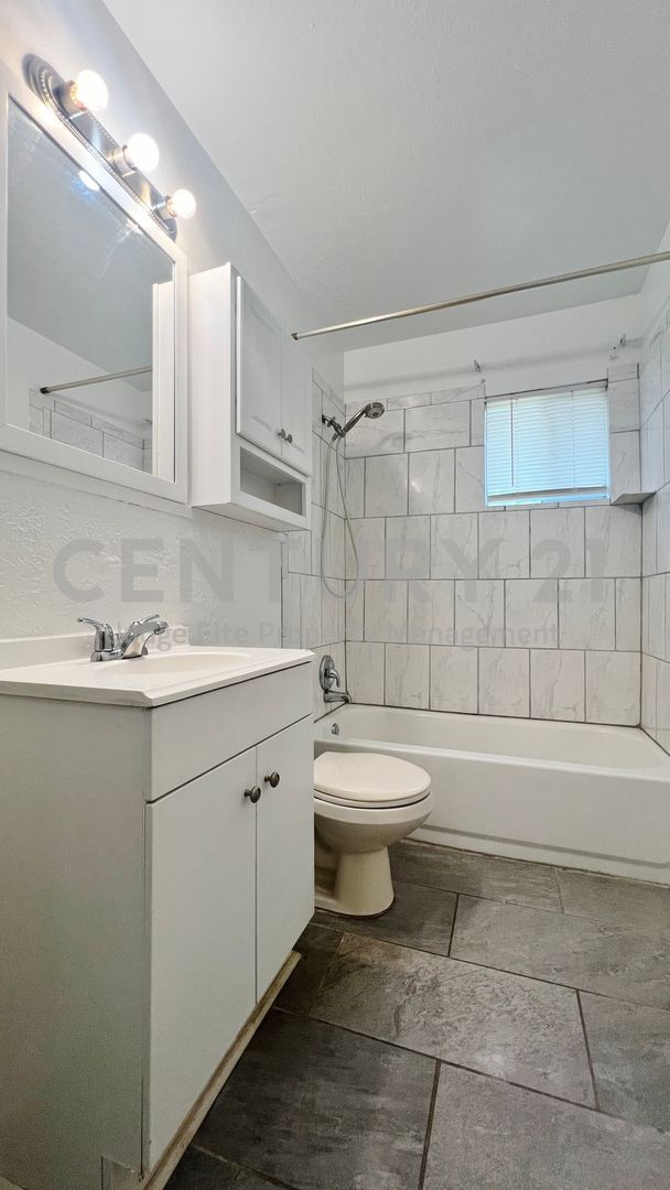 Building Photo - 5429 Farnsworth Ave