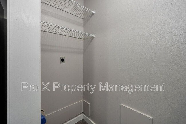 Building Photo - 1050 W Elm St