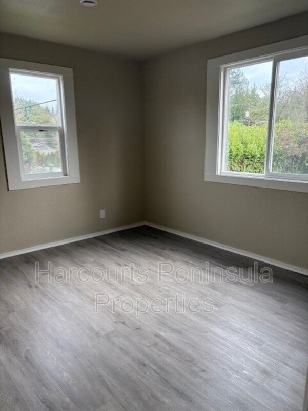 Building Photo - 2831 NE Center St