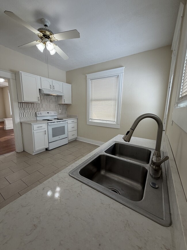 Building Photo - 2613 Iowa St