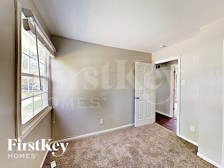 Building Photo - 8 Deerpath Dr