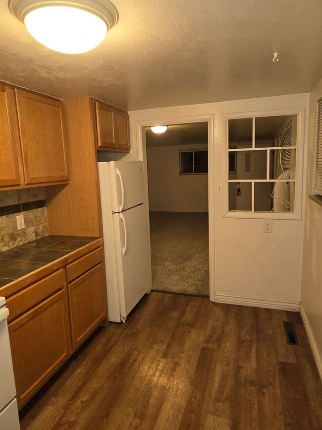 Building Photo - 2 Bed 1 Bath Garden Level Duplex