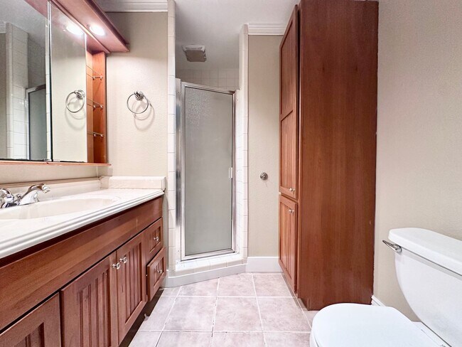 Building Photo - Single Family Home in Beaverton, OR 6 Beds 3 Baths w/ Double Car Garage!