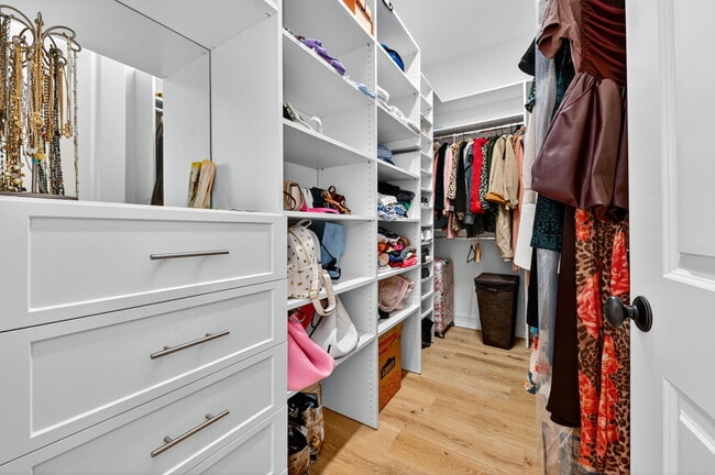 Building Photo - 121 Lily Ln