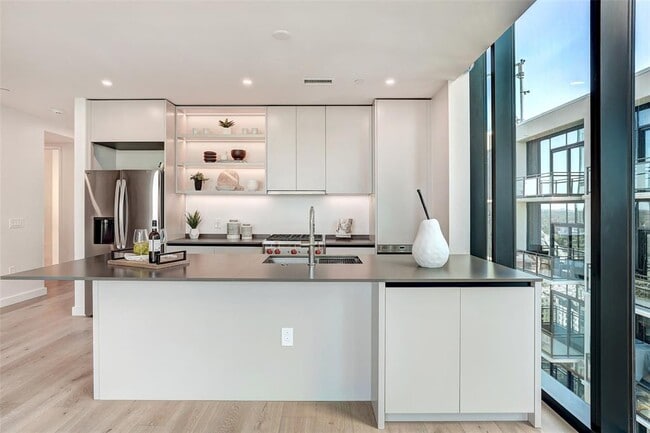 Building Photo - 610 Davis St