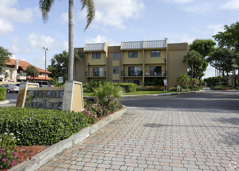 Building Photo - 10413 N Kendall Dr