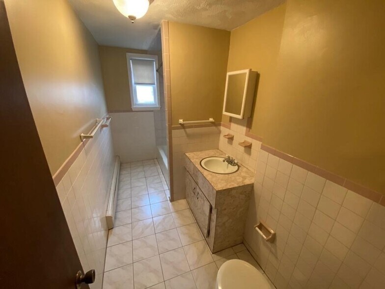 Building Photo - 5 Lowden Ave
