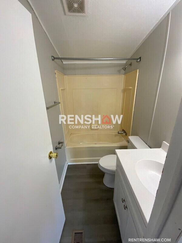 Building Photo - 122 N West St