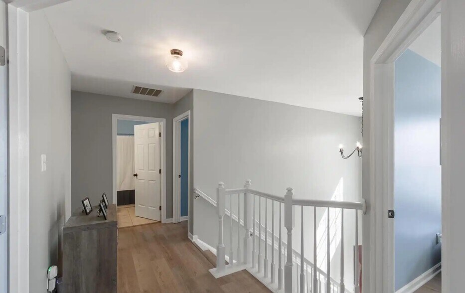 Building Photo - 6 Beau Ridge Dr