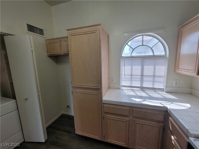 Building Photo - 3125 N Buffalo Dr