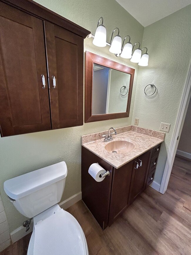 Building Photo - Unfurnished Home!