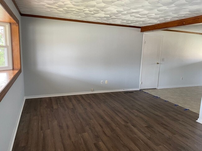 Building Photo - 3 Bedroom/1 1/2 Bath Home In Huber Heights