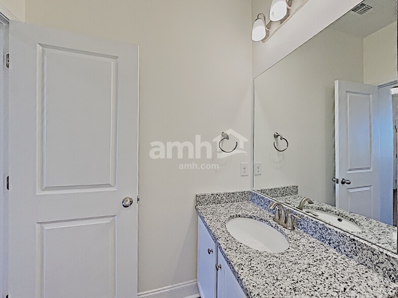 Building Photo - 432 Charity Ln