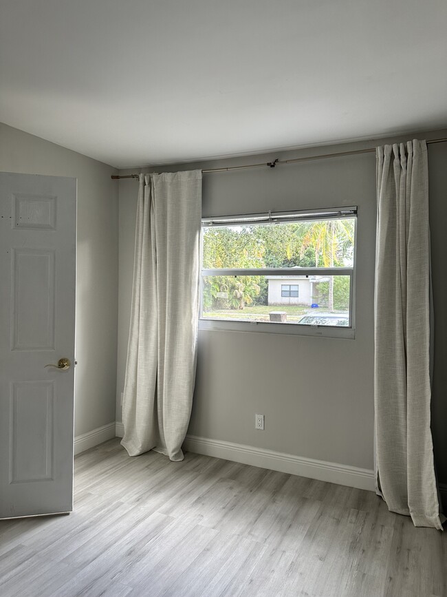 Building Photo - 259 Bloomfield Dr