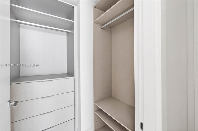 Building Photo - 700 NE 26th Terrace