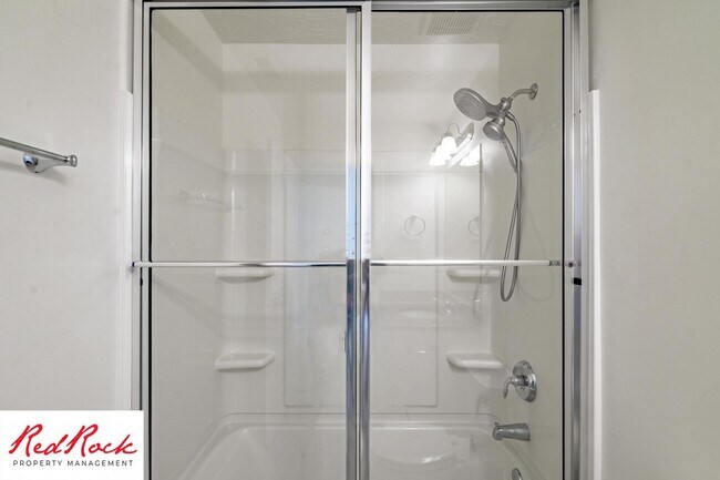 Building Photo - Spacious 2 Bedroom Unit in Desert Color Wi...