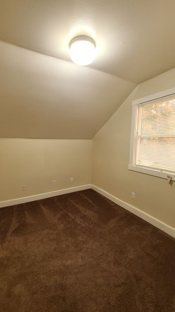 Building Photo - GREAT DOWNTOWN LOCATION!! GATED PARKING!