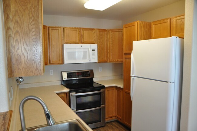 Building Photo - Stunning Town home in Mid Town!