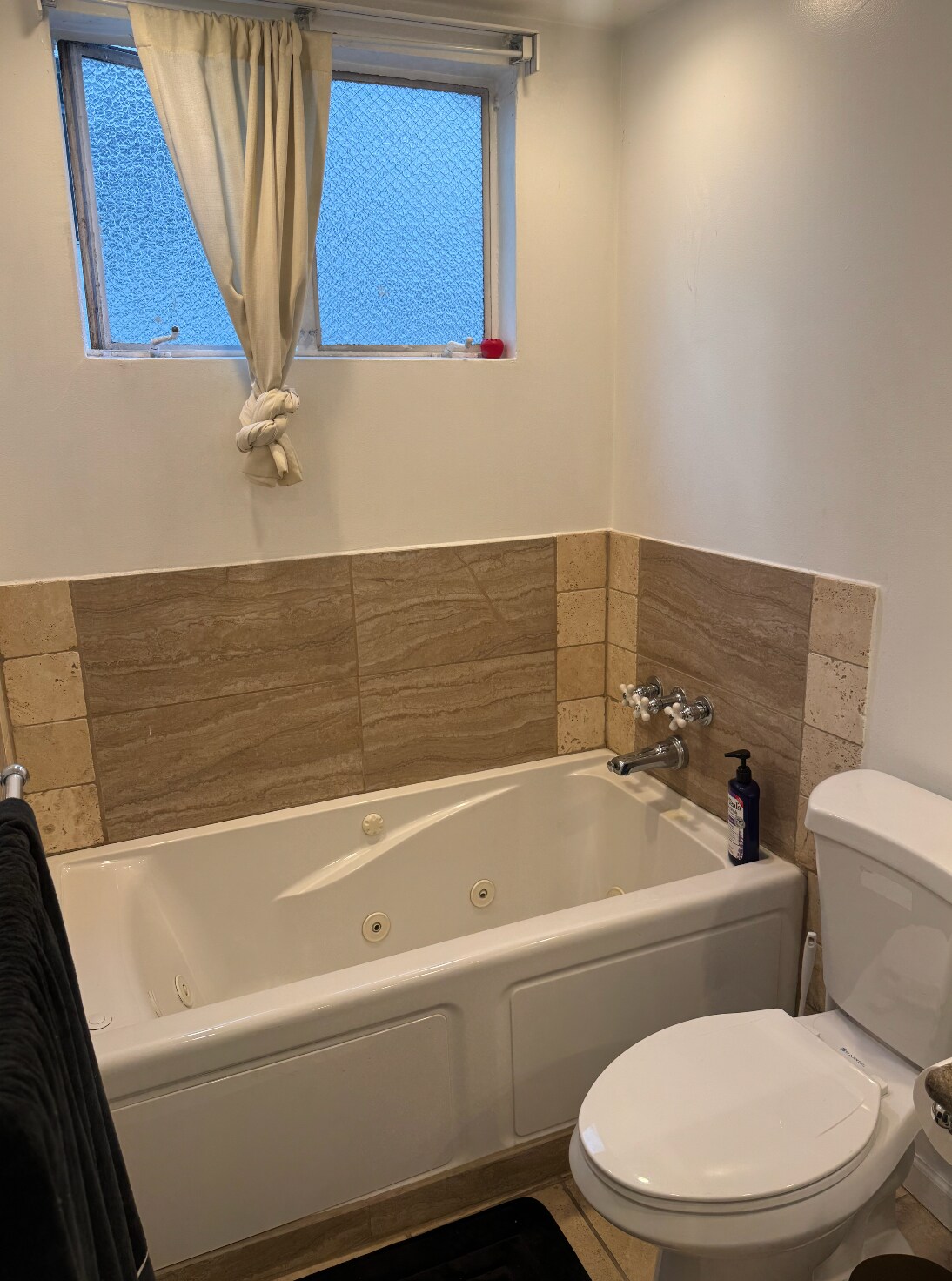 Building Photo - 8550 Holloway Dr