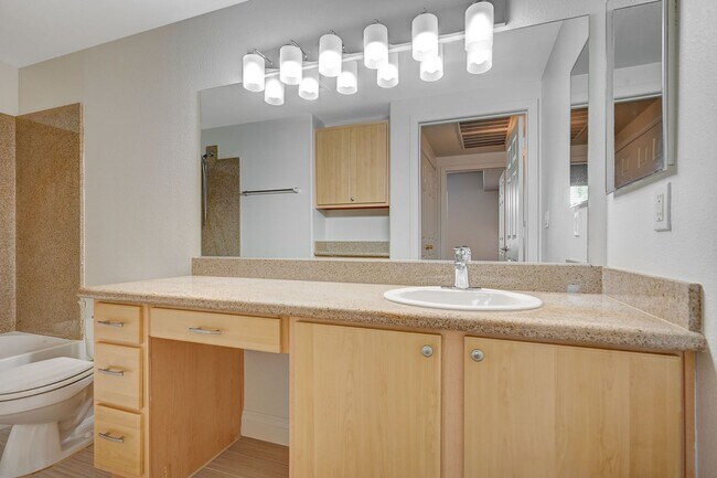 Building Photo - Stunning first floor condo with new wood floor!