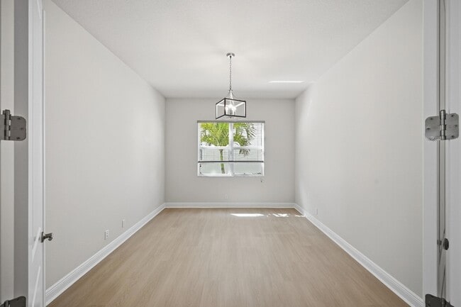 Building Photo - 9334 Crestview Cir