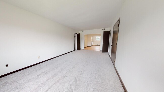 Building Photo - Parma - 2 Bedroom - 3rd Floor Unit