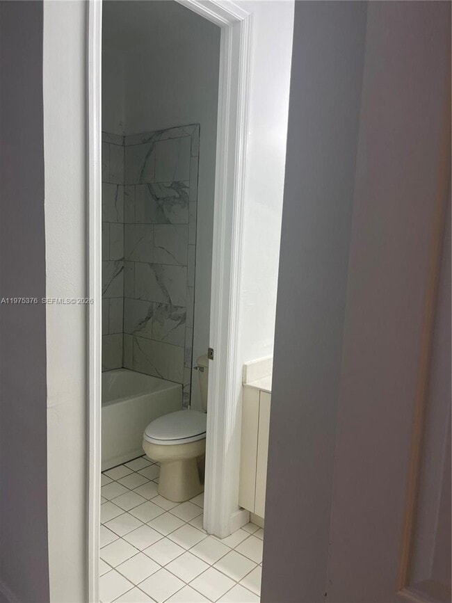 Building Photo - 942 NE 42nd Pl