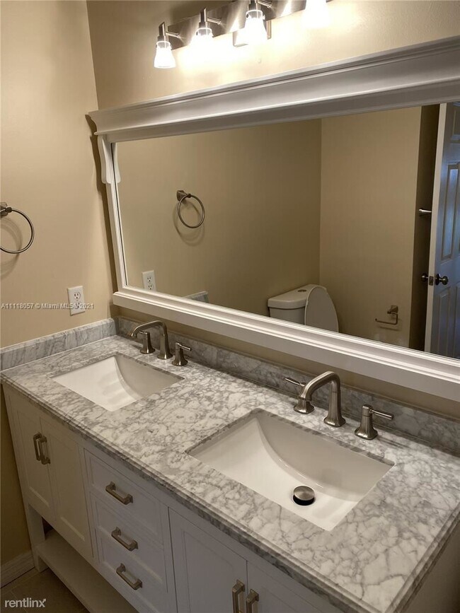 Building Photo - 3 br, 2.5 bath Townhome - 10671 SW 7th St ...