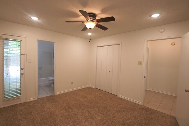 Building Photo - Available - Charming 2-bedroom, 2.5-bath townhome