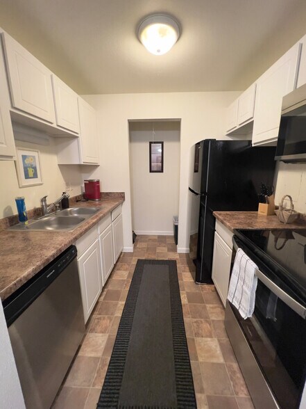 Building Photo - 1616 Green Valley Dr