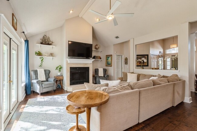 Building Photo - Spacious 3BR home with gorgeous finishes!!...