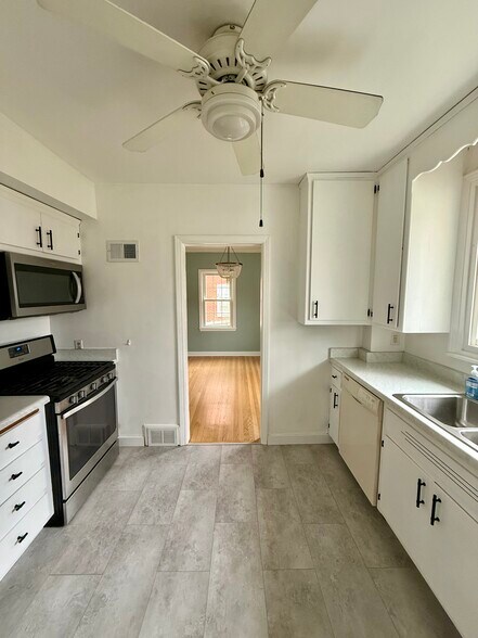 Building Photo - 618 N 104th St