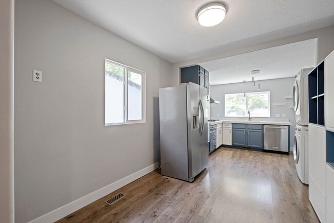 Building Photo - Beautiful Home in Amazing Salt Lake Location!