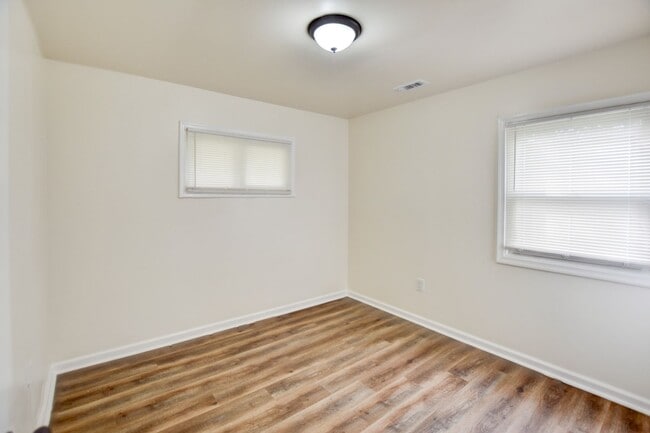 Building Photo - 1923 Bancroft Dr